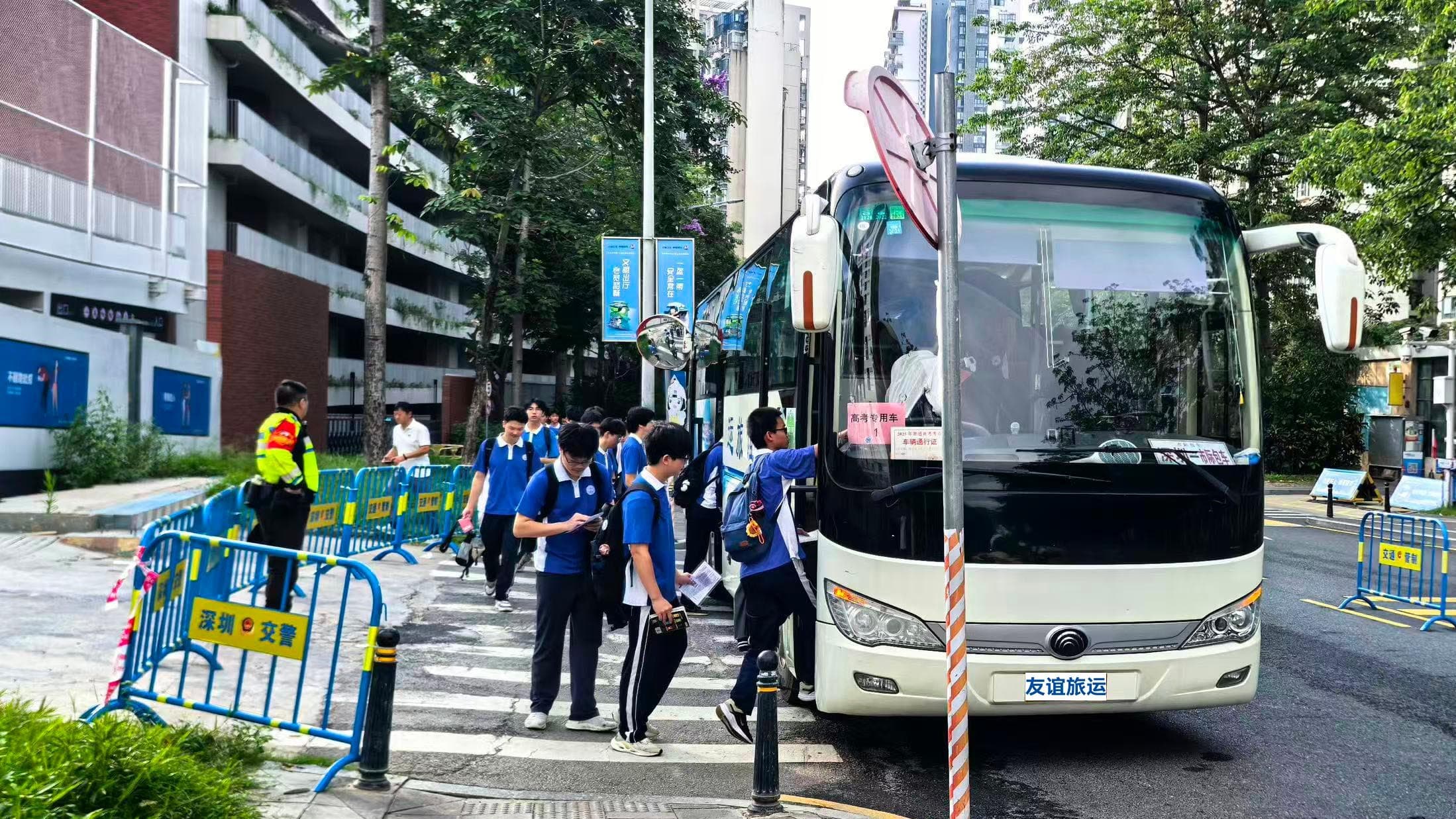 现场协同中的大巴车辆