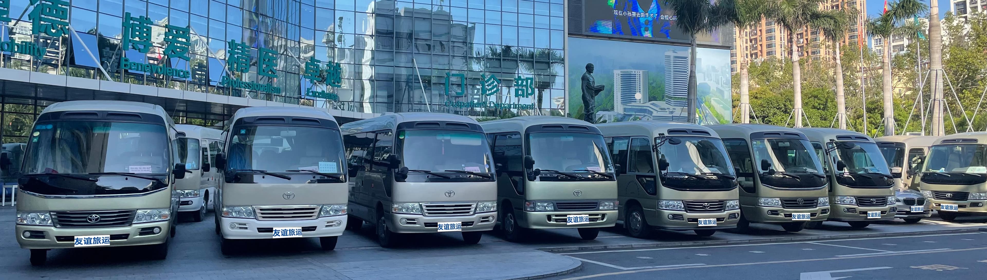 车辆准备中的中巴车