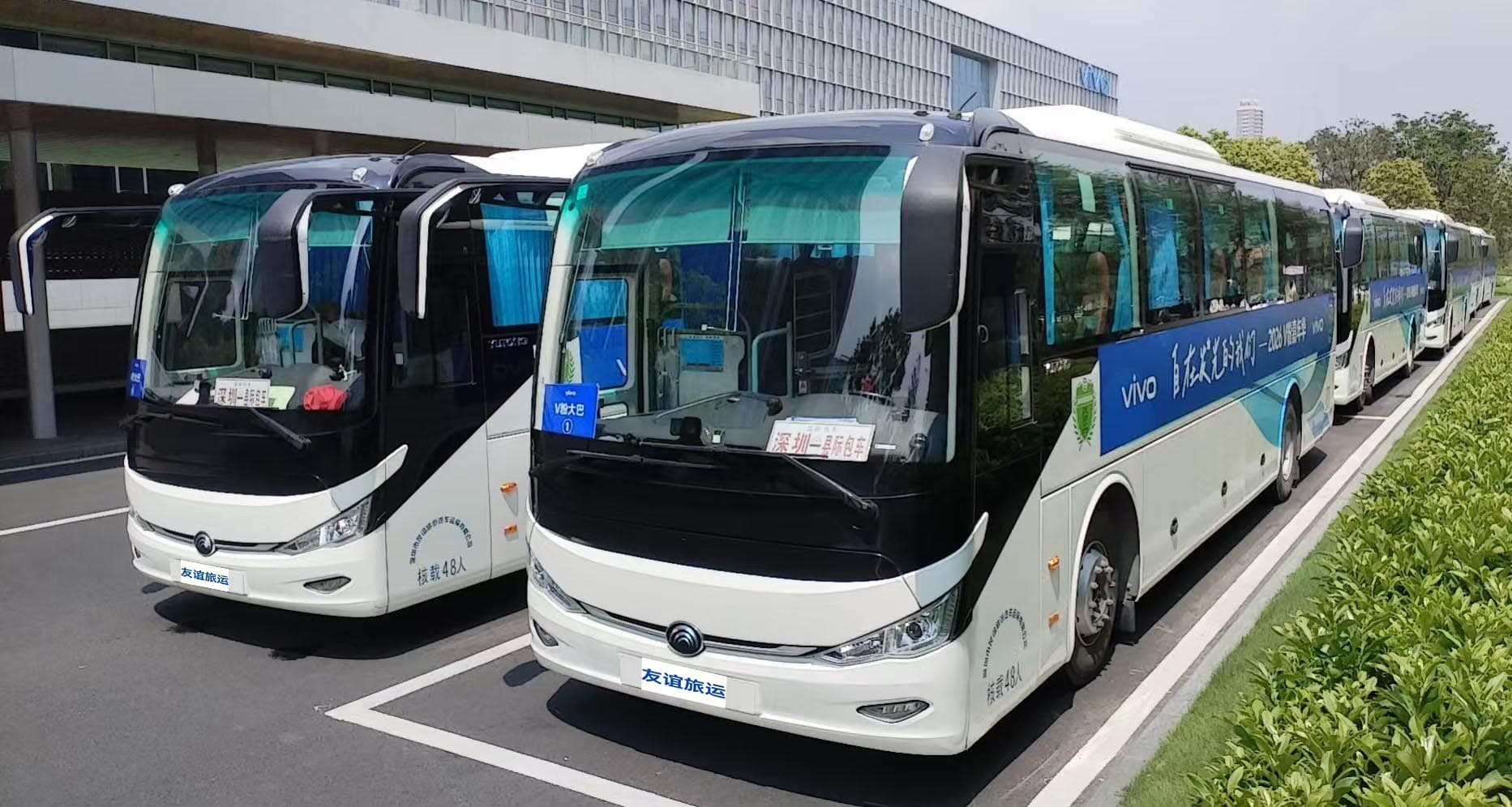 团队集合时停靠的大巴车