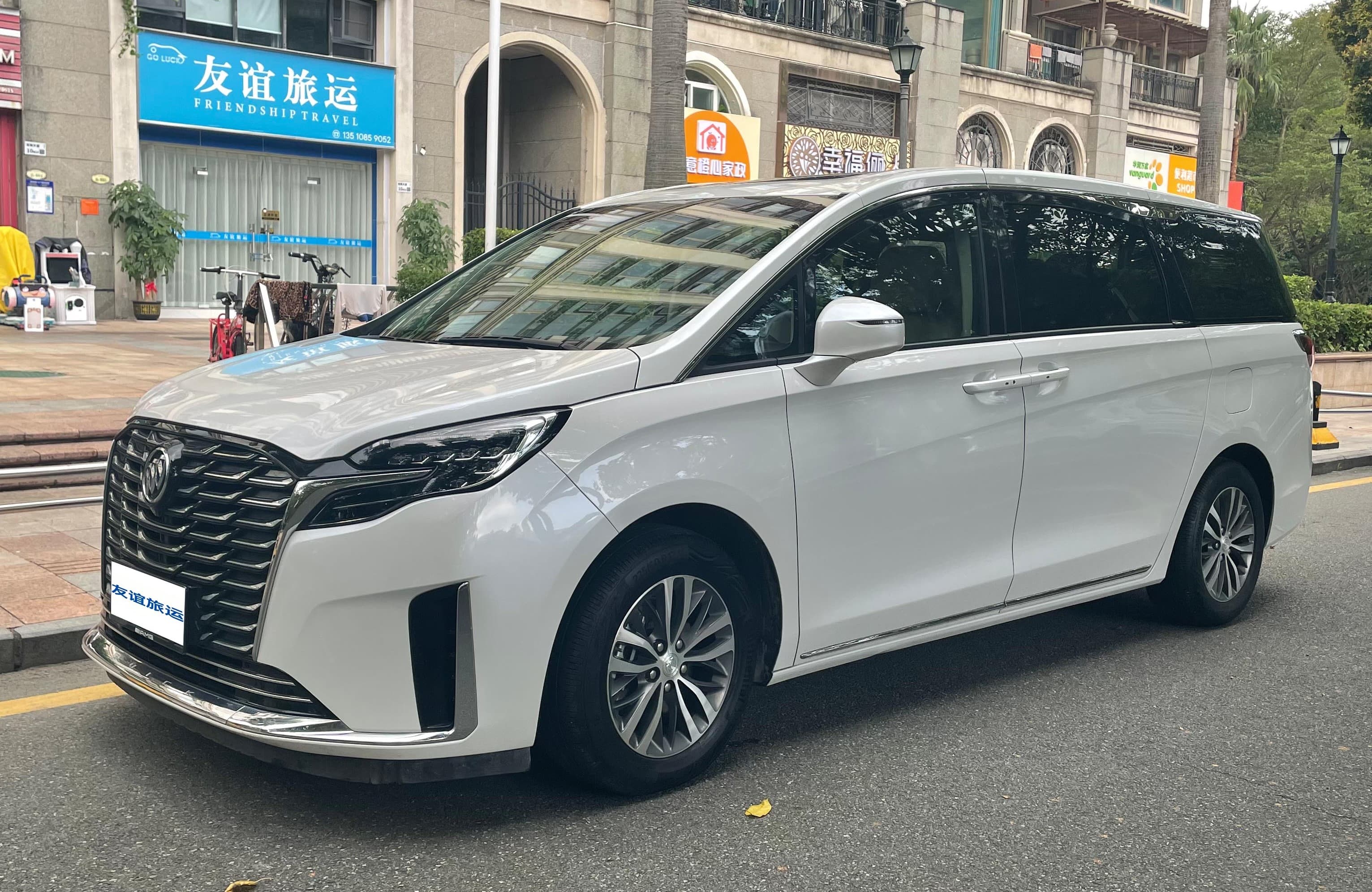城市环境中的商务车