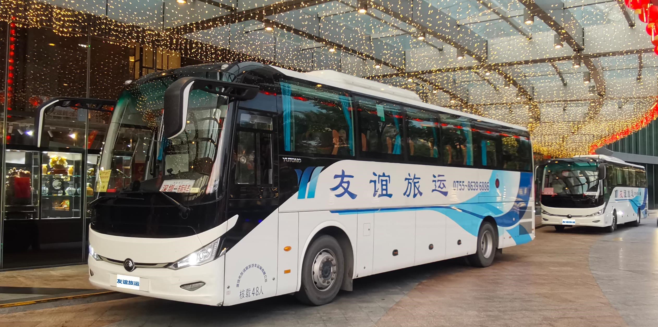 城市道路旁的白色商务车
