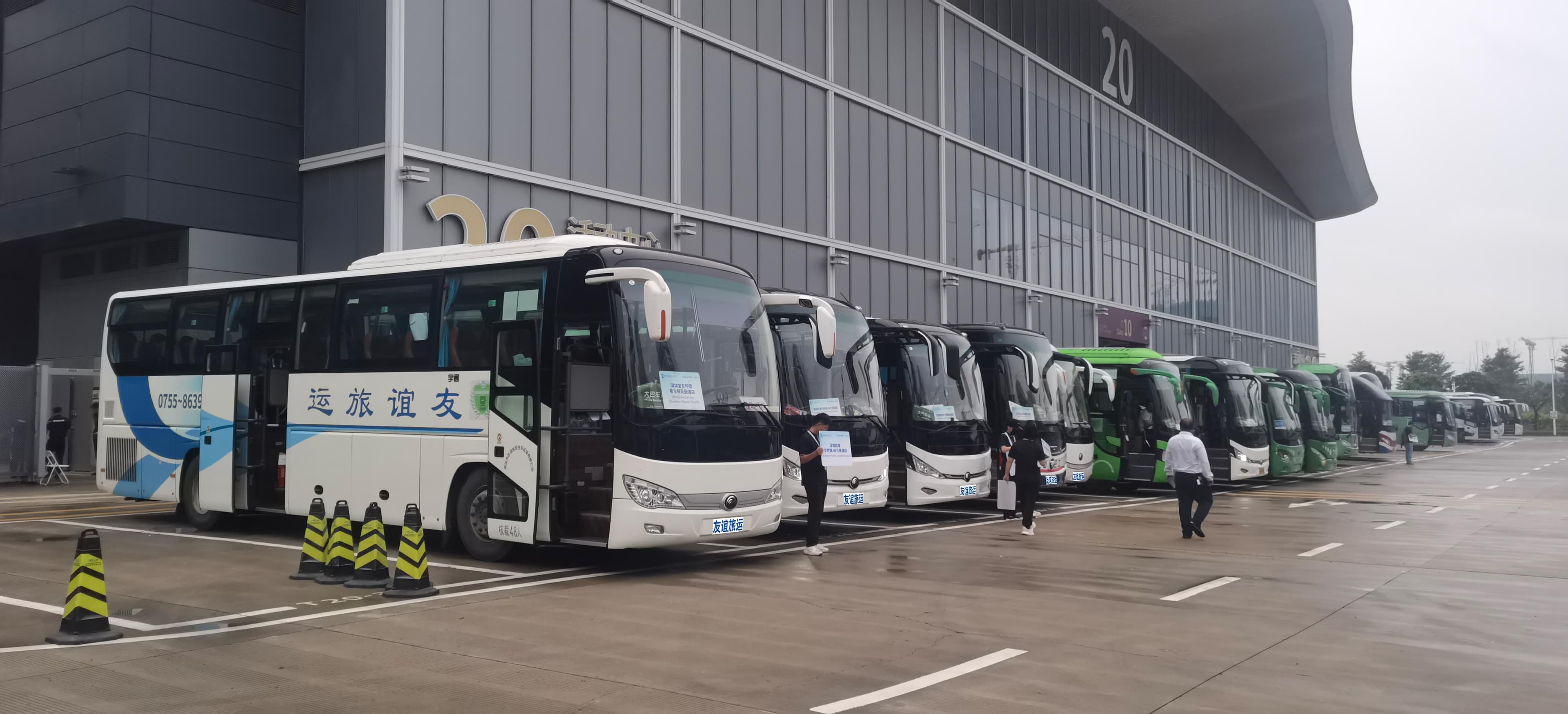停靠中的大巴车