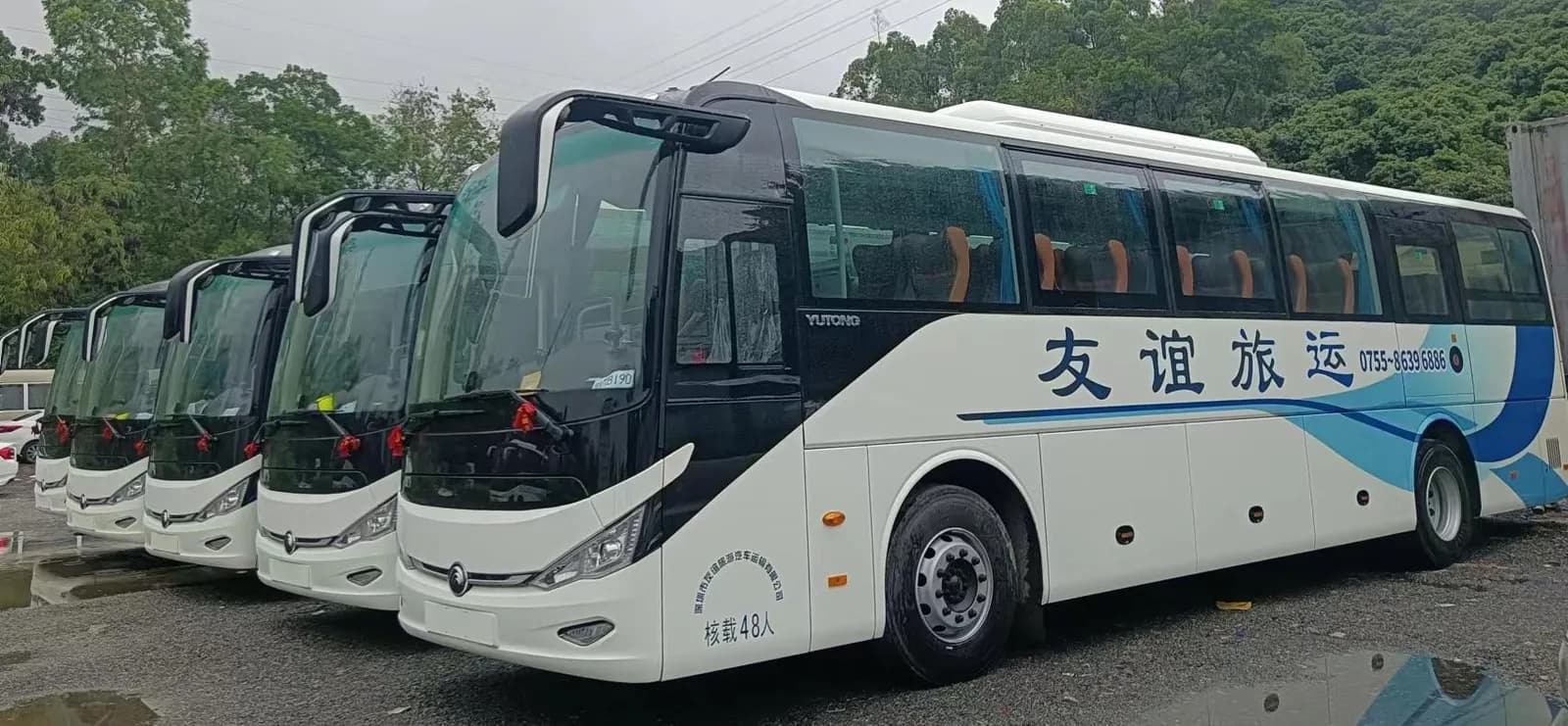 到站停靠的大巴车