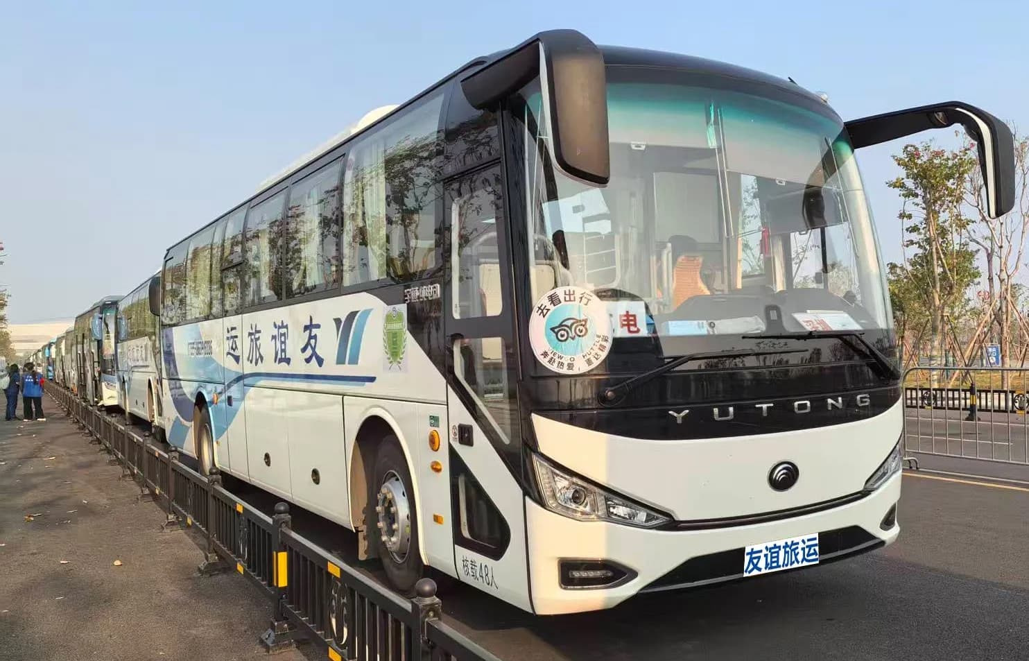 团队出行中的大巴车